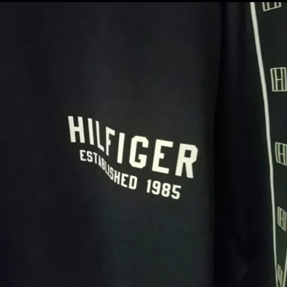 Tommy Hilfiger Logo Graphic Crew Neck Long Sleeve Pajama Style T-Shirt - Picture 6 of 8